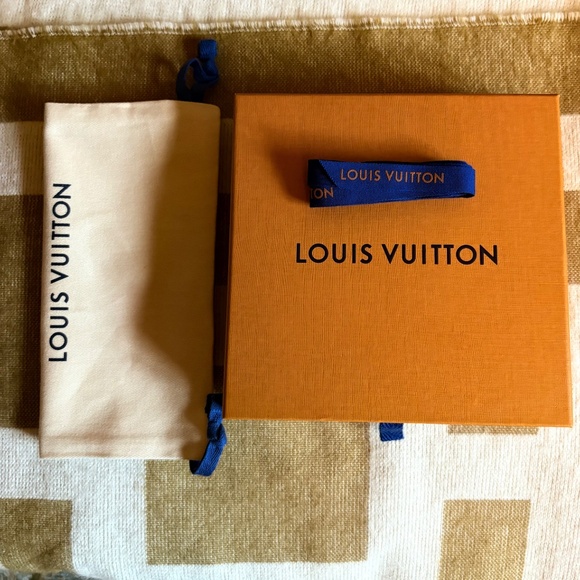 Louis Vuitton Square Small Gift Box 6.5 x 6.5 x 1.8 in with Ribbon & Dust Bag - Picture 2 of 10